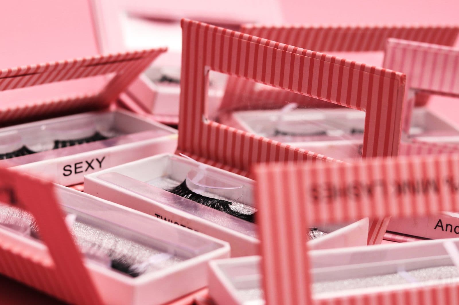 Private label false eyelash packaging with lash tray and pink beauty styling